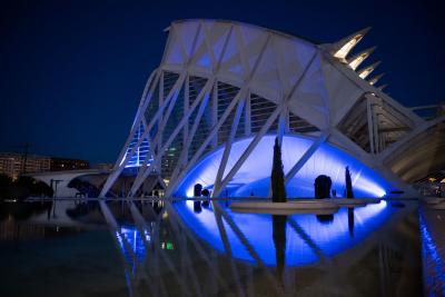 La  Ciutat de les Arts i les Ciències se ilumina esta noche de azul por el Día Mundial del ...